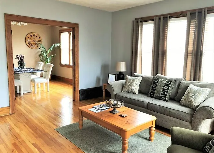 Home Near Zoo/College World Series/Downtown