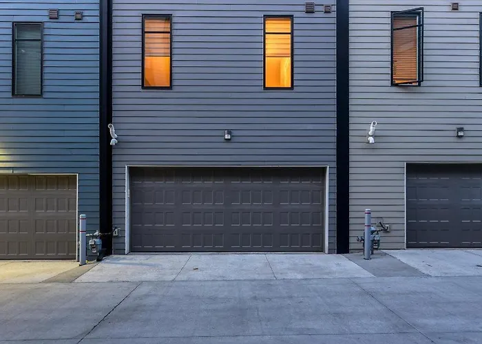 Modern & Stylish Townhome, Walk To Downtown Restuarants & Bars!