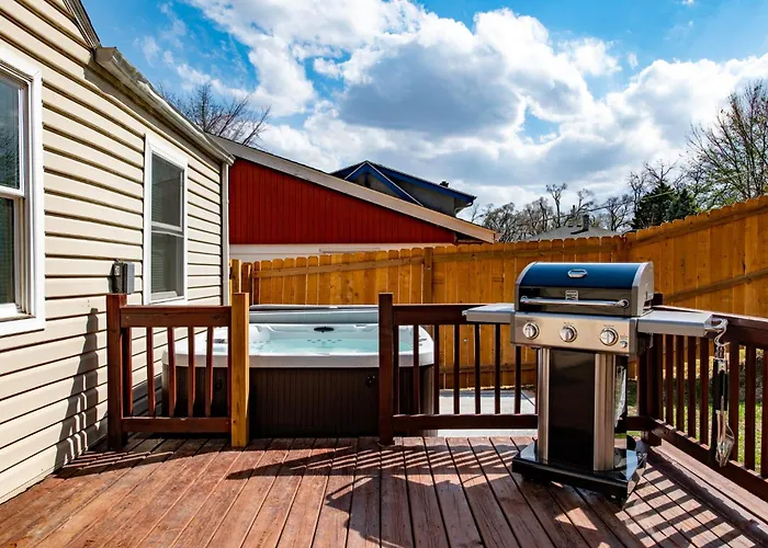 Charming Benson Home - Sleeps 5 Hot Tub!