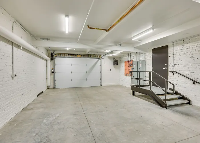 Downtown Omaha Getaway W/ Deck & Gas Grill!